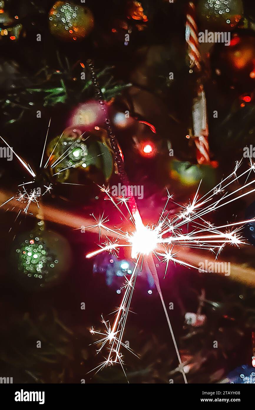 Neujahrsfeier. Heller Glitzer auf dem Hintergrund des Weihnachtsbaums. Vertikales Foto Stockfoto