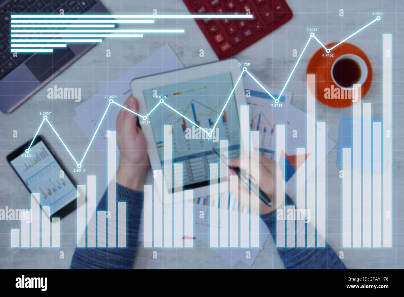 Geschäftsmann mit Tablet mit Finanzbericht mit Statistiken und investitionsanalytischem Hologramm. Internet-Handel und Geschäftskonzept. Nahaufnahme Stockfoto