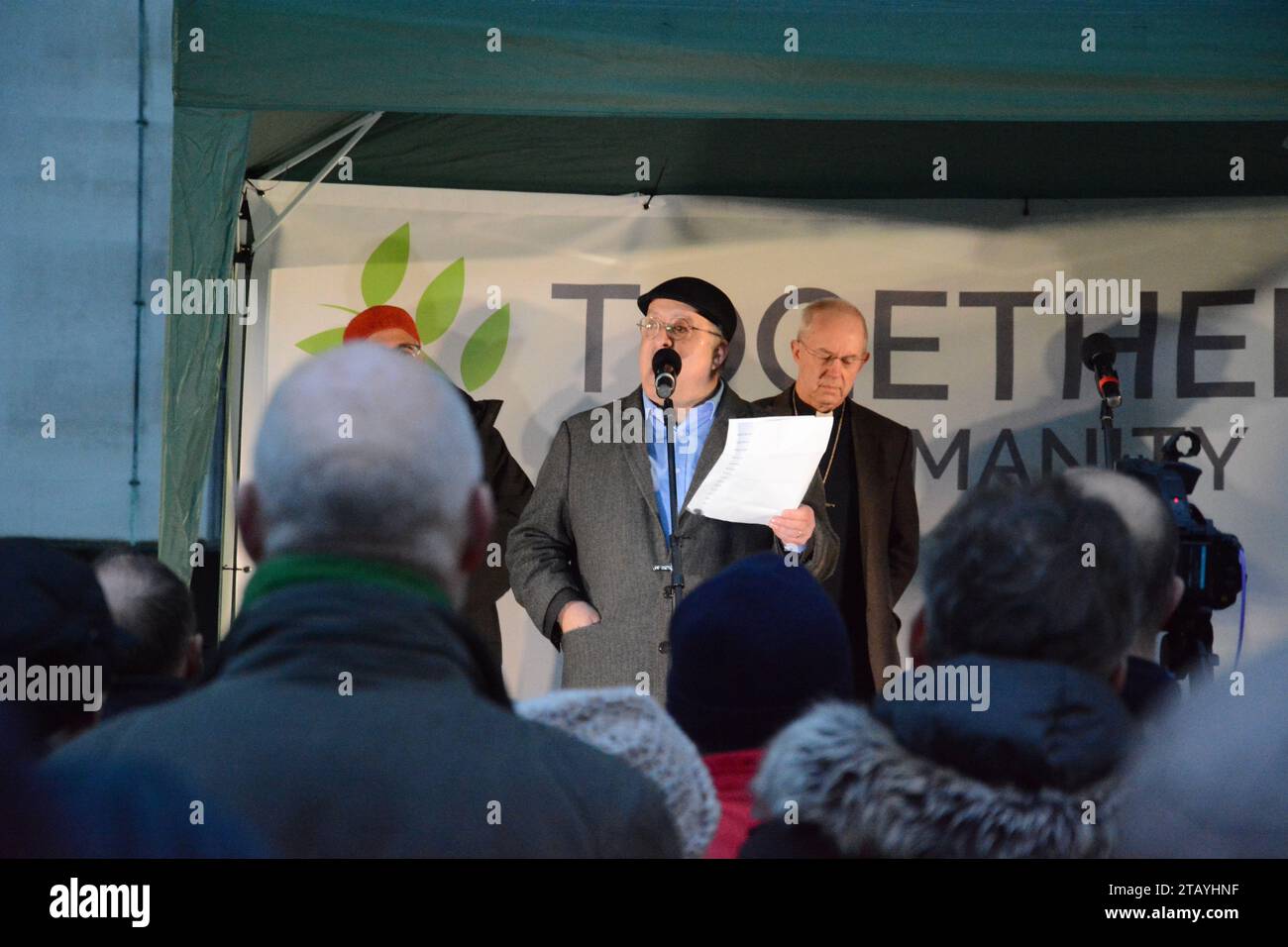 Zusammen 4 Humanity Building Bridges Mahnwache am 3. Dezember 2023 gegenüber der Downing Street. Stockfoto