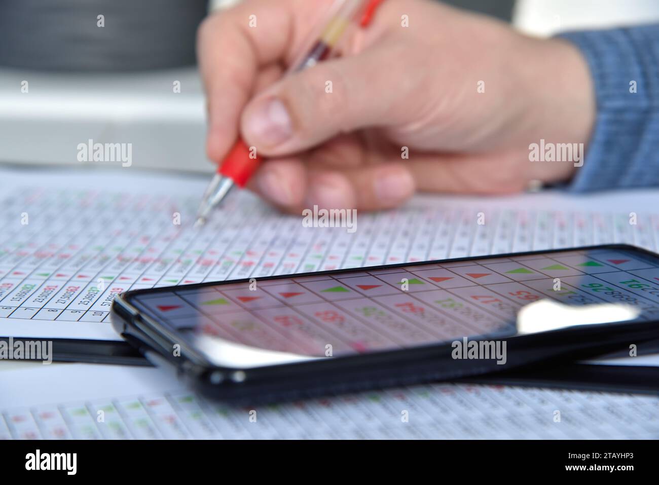 Geschäftsmann passt die Geschäftsstatistik an. Internet-Handel und Börsenstatistik. Nahaufnahme Stockfoto