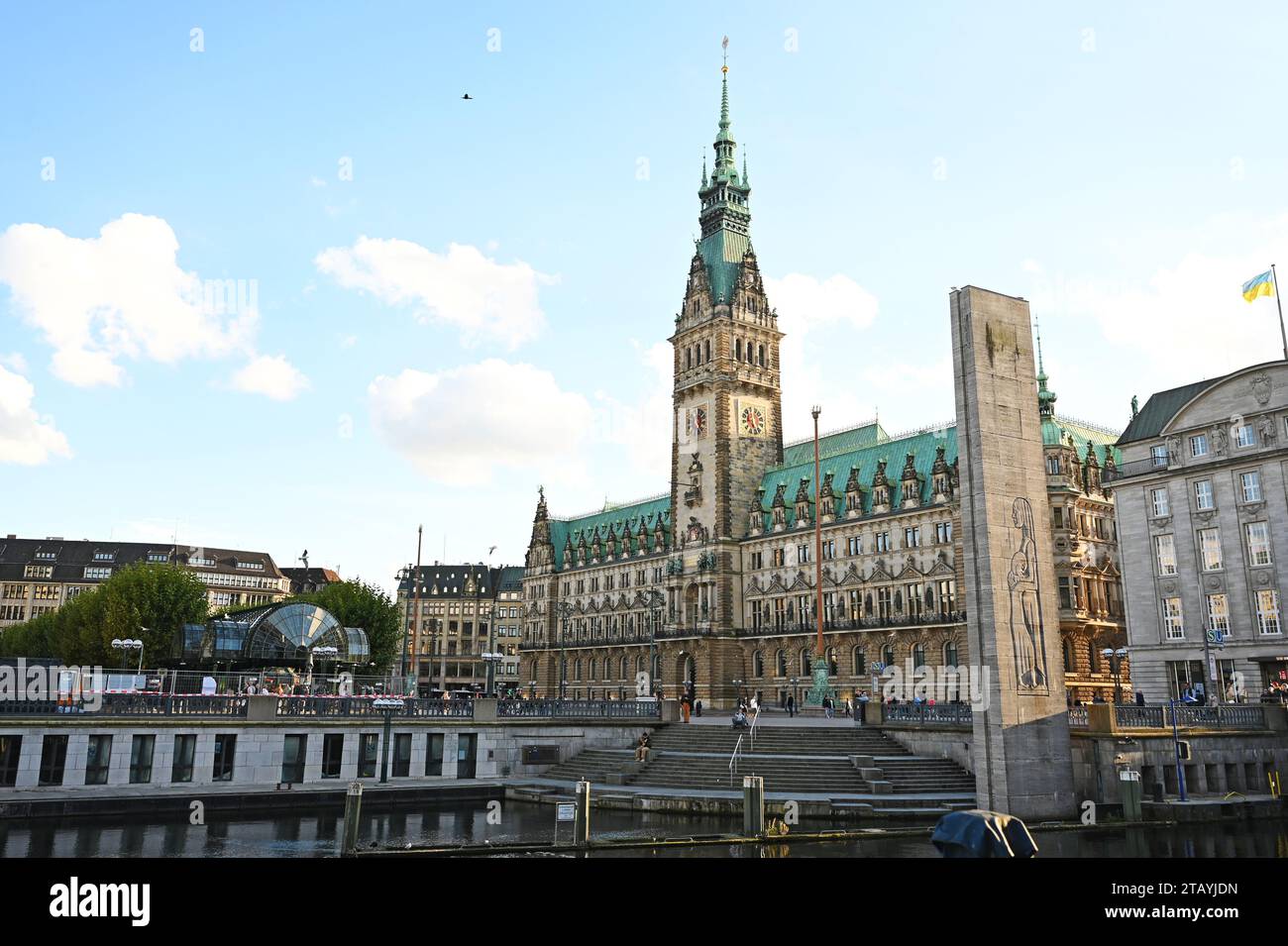 Das Hamburger Rathaus ist Sitz der Hamburger Bürgerschaft und des Senats der Freien und Hansestadt Hamburg. Das architektonisch prächtige Stockfoto