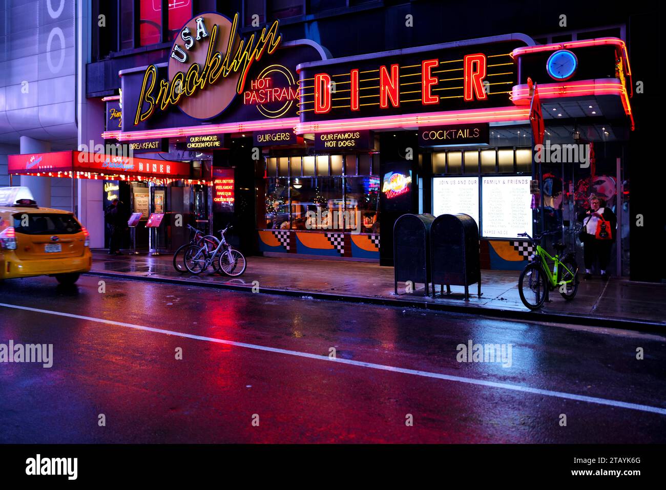 Abendessen am Abend am Times Square, New York Stockfoto