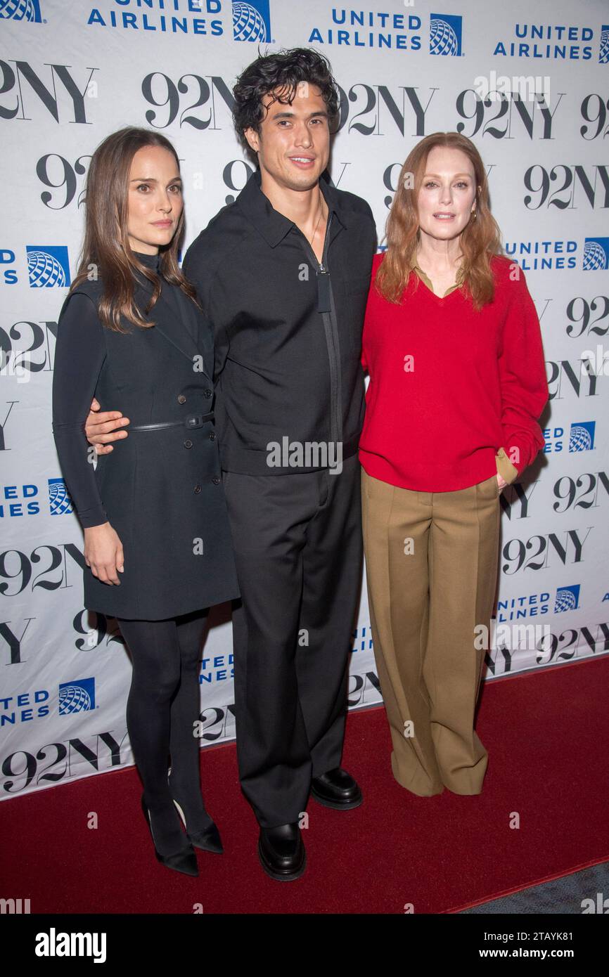 New York, New York, USA. November 2023 30. (L-R) Natalie Portman, Charles Melton und Julianne Moore nehmen an Netflix's Mai Dezember Special Screening in der 92nd Street Y Teil (Credit Image: © Ron Adar/TheNEWS2 via ZUMA Press Wire) NUR REDAKTIONELLE VERWENDUNG! Nicht für kommerzielle ZWECKE! Stockfoto
