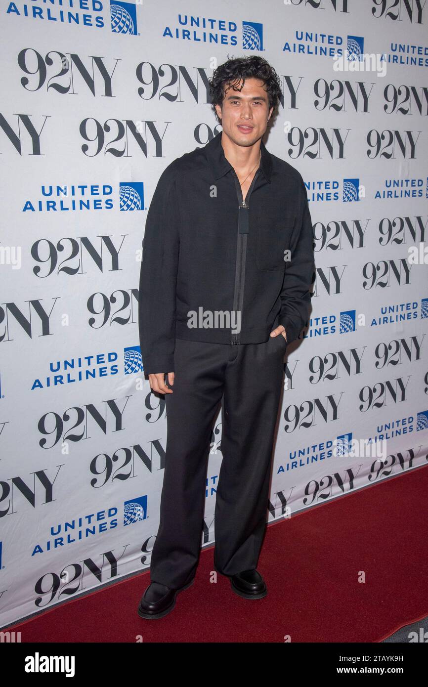 New York, New York, USA. November 2023 30. Charles Melton nimmt an Netflix's Mai Dezember Special Screening in der 92nd Street Y Teil (Kreditbild: © Ron Adar/TheNEWS2 via ZUMA Press Wire) NUR ZUR REDAKTIONELLEN VERWENDUNG! Nicht für kommerzielle ZWECKE! Stockfoto