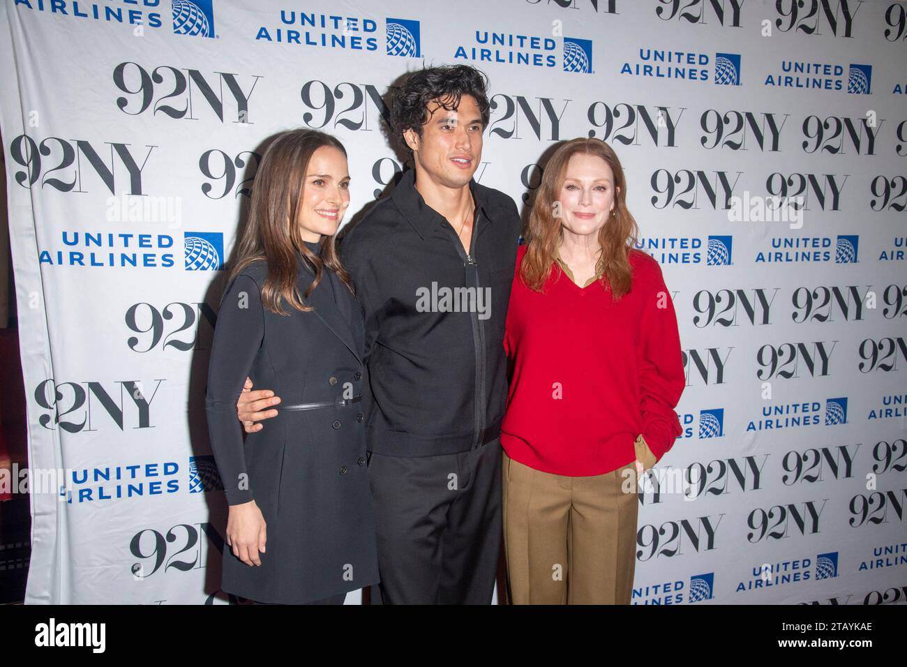 New York, New York, USA. November 2023 30. (L-R) Natalie Portman, Charles Melton und Julianne Moore nehmen an Netflix's Mai Dezember Special Screening in der 92nd Street Y Teil (Credit Image: © Ron Adar/TheNEWS2 via ZUMA Press Wire) NUR REDAKTIONELLE VERWENDUNG! Nicht für kommerzielle ZWECKE! Stockfoto