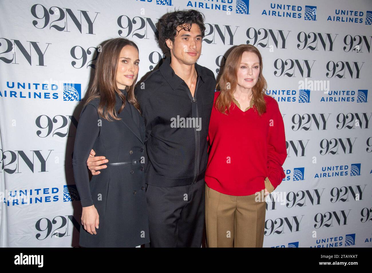 New York, New York, USA. November 2023 30. (L-R) Natalie Portman, Charles Melton und Julianne Moore nehmen an Netflix's Mai Dezember Special Screening in der 92nd Street Y Teil (Credit Image: © Ron Adar/TheNEWS2 via ZUMA Press Wire) NUR REDAKTIONELLE VERWENDUNG! Nicht für kommerzielle ZWECKE! Stockfoto