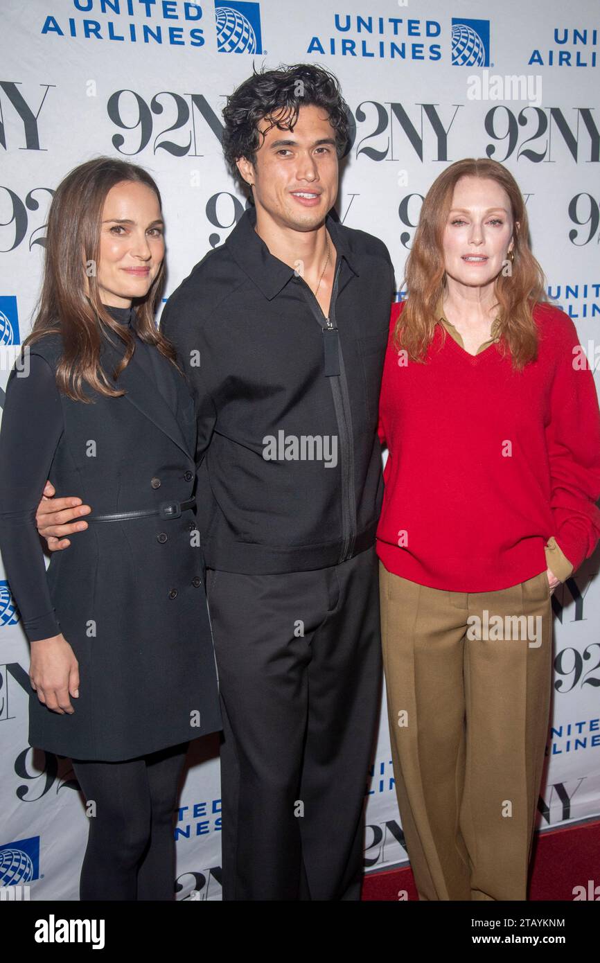 New York, New York, USA. November 2023 30. (L-R) Natalie Portman, Charles Melton und Julianne Moore nehmen an Netflix's Mai Dezember Special Screening in der 92nd Street Y Teil (Credit Image: © Ron Adar/TheNEWS2 via ZUMA Press Wire) NUR REDAKTIONELLE VERWENDUNG! Nicht für kommerzielle ZWECKE! Stockfoto