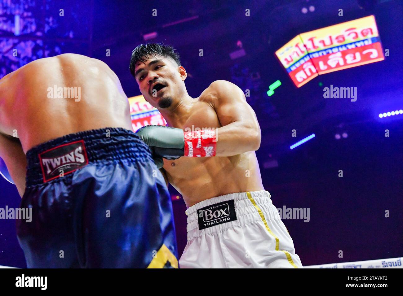 Bangkok, Thailand. Dezember 2023. Chaiyapruk Chainikom (rechts) im Austausch mit Xiaosong Zhang (links) während ihres professionellen Boxkampfes bei Spaceplus in Bangkok. (Foto: Wasim Mather/SOPA Images/SIPA USA) Credit: SIPA USA/Alamy Live News Stockfoto