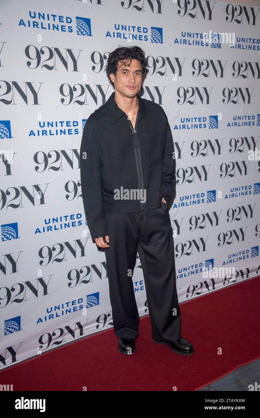 New York, New York, USA. November 2023 30. Charles Melton nimmt an Netflix's Mai Dezember Special Screening in der 92nd Street Y Teil (Kreditbild: © Ron Adar/TheNEWS2 via ZUMA Press Wire) NUR ZUR REDAKTIONELLEN VERWENDUNG! Nicht für kommerzielle ZWECKE! Stockfoto