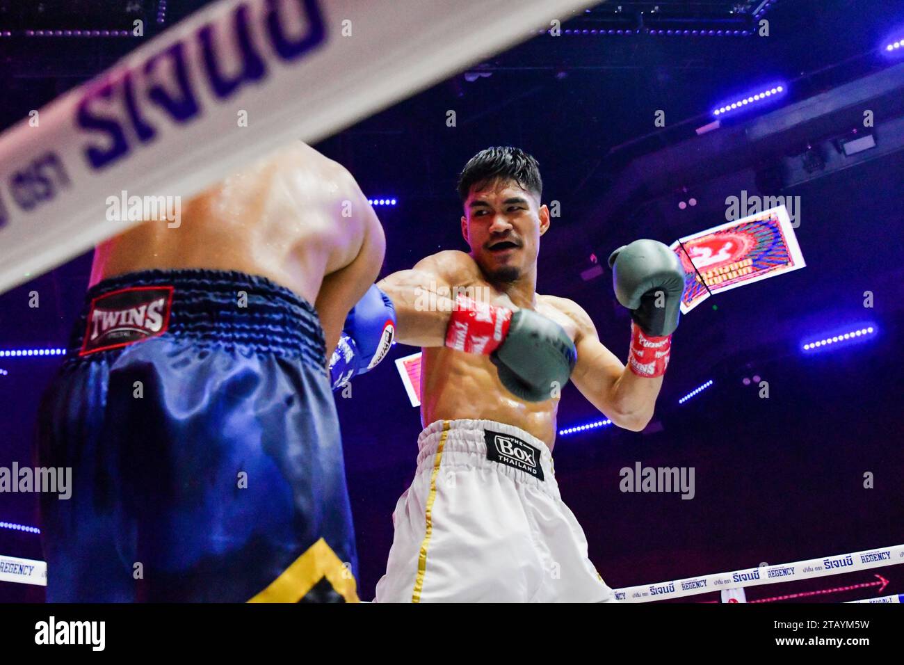 Bangkok, Thailand. Dezember 2023. Chaiyapruk Chainikom (rechts) im Austausch mit Xiaosong Zhang (links) während ihres professionellen Boxkampfes bei Spaceplus in Bangkok. (Foto: Wasim Mather/SOPA Images/SIPA USA) Credit: SIPA USA/Alamy Live News Stockfoto