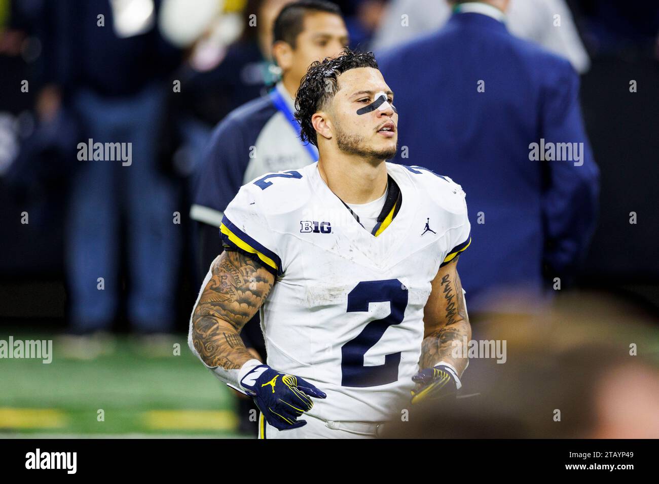 Indianapolis, Indiana, USA. Dezember 2023. Michigan Running Back Blake Corum (2) nach dem NCAA-Football-Spiel zwischen den Michigan Wolverines und den Iowa Hawkeyes im Lucas Oil Stadium in Indianapolis, Indiana. John Mersits/CSM (Credit Image: © John Mersits/Cal Sport Media). Quelle: csm/Alamy Live News Stockfoto