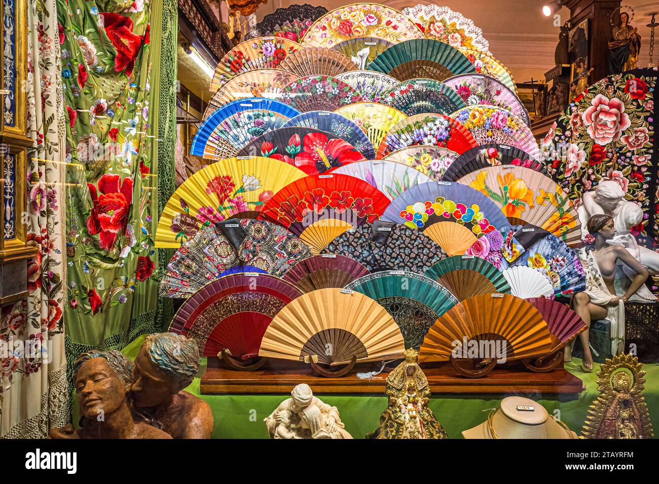 Sammlung von faltbaren Handventilatoren in einem Geschäft in Sevilla, Spanien Stockfoto