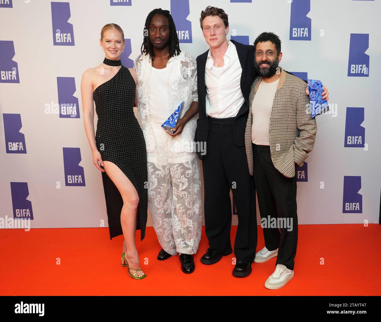 NEUÜBERMITTLUNG DER POSITION VON GEORGE MACKAY Best Joint Lead Performance, Nathan Stewart-Jarrett, George MacKay (Femme) (Mitte rechts) mit Rosy McEwen (links) und Adeel Akhtar (rechts) bei der British Independent Film Awards Zeremonie im Old Billingsgate im Osten Londons. Bilddatum: Sonntag, 3. Dezember 2023. Stockfoto