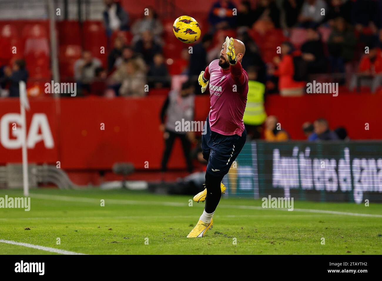 Sevilla, Spanien. Dezember 2023. Torhüter Pepe Reina von Villarreal bereitet sich vor dem LaLiga-Spiel zwischen Sevilla FC und Villarreal im Estadio Ramon Sanchez Pizjuan in Sevilla auf. (Foto: Gonzales Photo/Alamy Live News Stockfoto