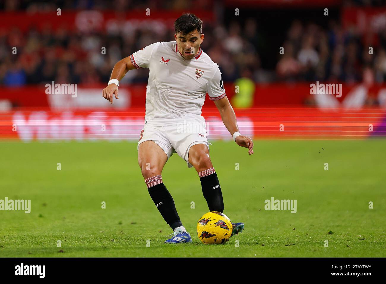 Sevilla, Spanien. Dezember 2023. Marcos Acuna (19) vom Sevilla FC, der während des Spiels zwischen Sevilla FC und Villarreal im Estadio Ramon Sanchez Pizjuan in Sevilla zu sehen war. (Foto: Gonzales Photo/Alamy Live News Stockfoto