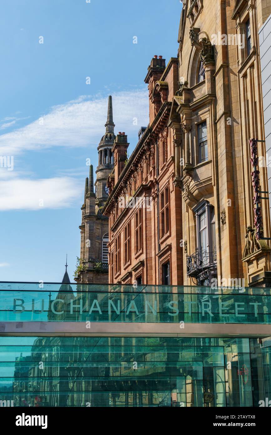 Blick auf historische Gebäude in der Buchanon Street in Glasgow, über einem modernen Glasschild Stockfoto