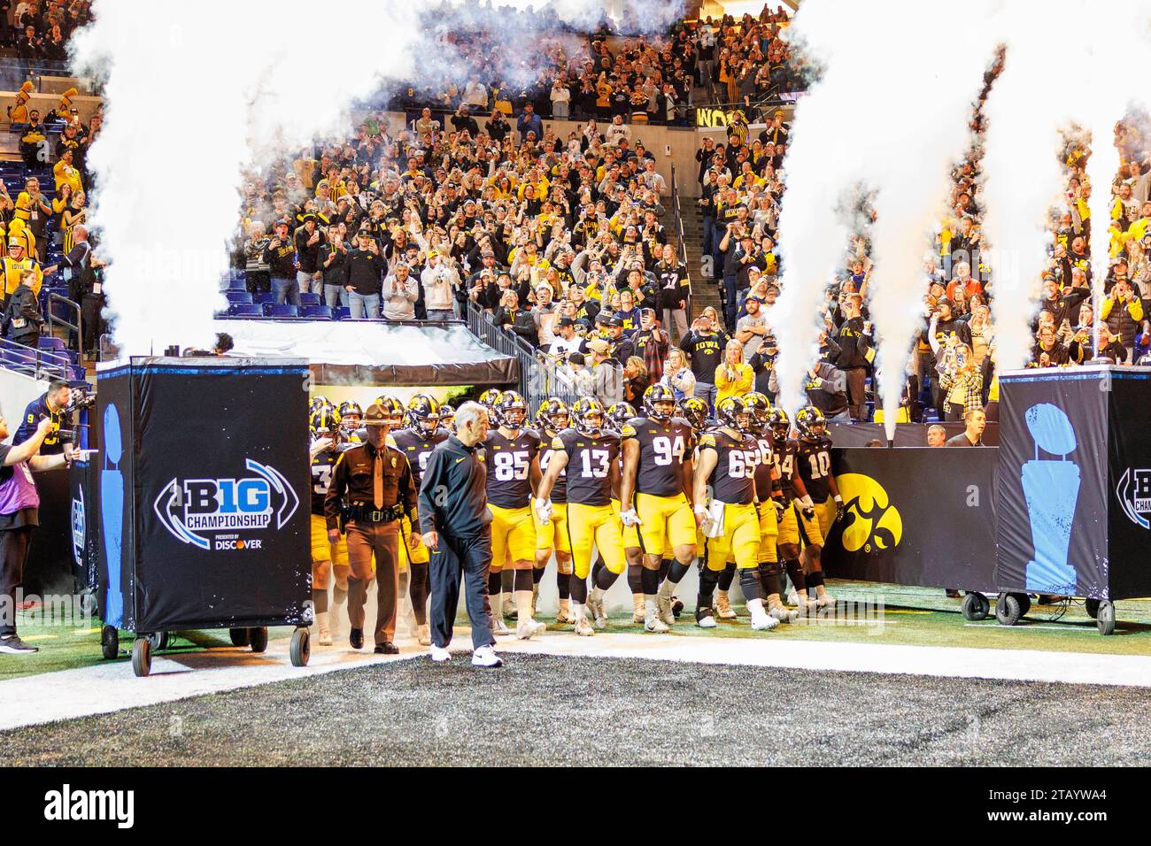 USA. Dezember 2023. 2. Dezember 2023: Spieler aus Iowa erobern das Spielfeld während der Spielervorstellungen vor der NCAA-Football-Action zwischen den Michigan Wolverines und den Iowa Hawkeyes im Lucas Oil Stadium in Indianapolis, Indiana. John Mersits/CSM/SIPA USA. (Kreditbild: © John Mersits/Cal Sport Media/SIPA USA) Credit: SIPA US/Alamy Live News Stockfoto