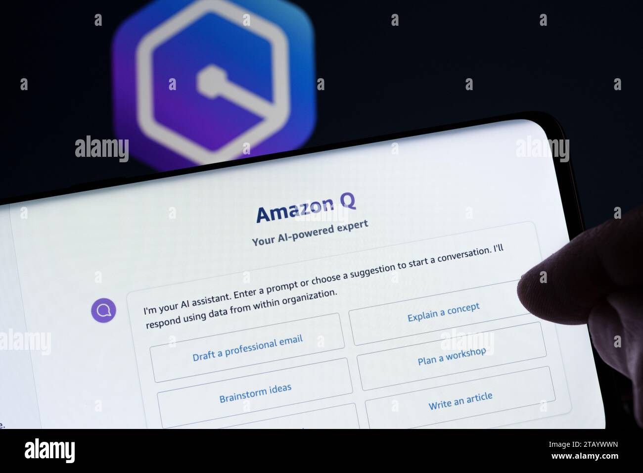 Amazon Q AI Chat-Beispiel auf dem Smartphone-Bildschirm und Amazon Q-Logo im Hintergrund verschwommen. Generative KI-Assistent, Chatbot für Unternehmen. Personal Stockfoto