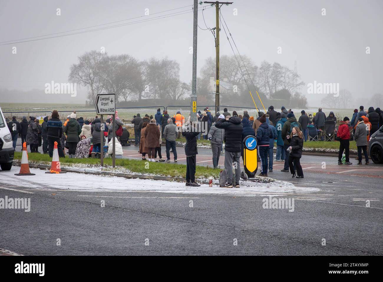 Sonntag, 3. Dezember 2023; Fiddler's Ferry Power Station, Cuerdley, Warrington, Cheshire, England; trotz des kalten und frostigen Wetters versammelten sich Tausende von Menschen um die Sperrzonen, um den Abriss der vier Nordtürme am Fiddler's Ferry Power Station zu beobachten. Die Straßen wurden gesperrt und eine Sperrzone eingerichtet. Leider war der geringe Nebel genug, um die Sicht auf die Veranstaltung zu behindern. Fiddler’s Ferry wurde nach 50 Jahren in Betrieb genommen, von der Eröffnung 1970 bis zum 31. März 2020. Der Standort wurde im Juli 2022 von Peel NRE erworben und wird nun zu einem Industrieunternehmen umgebaut Stockfoto