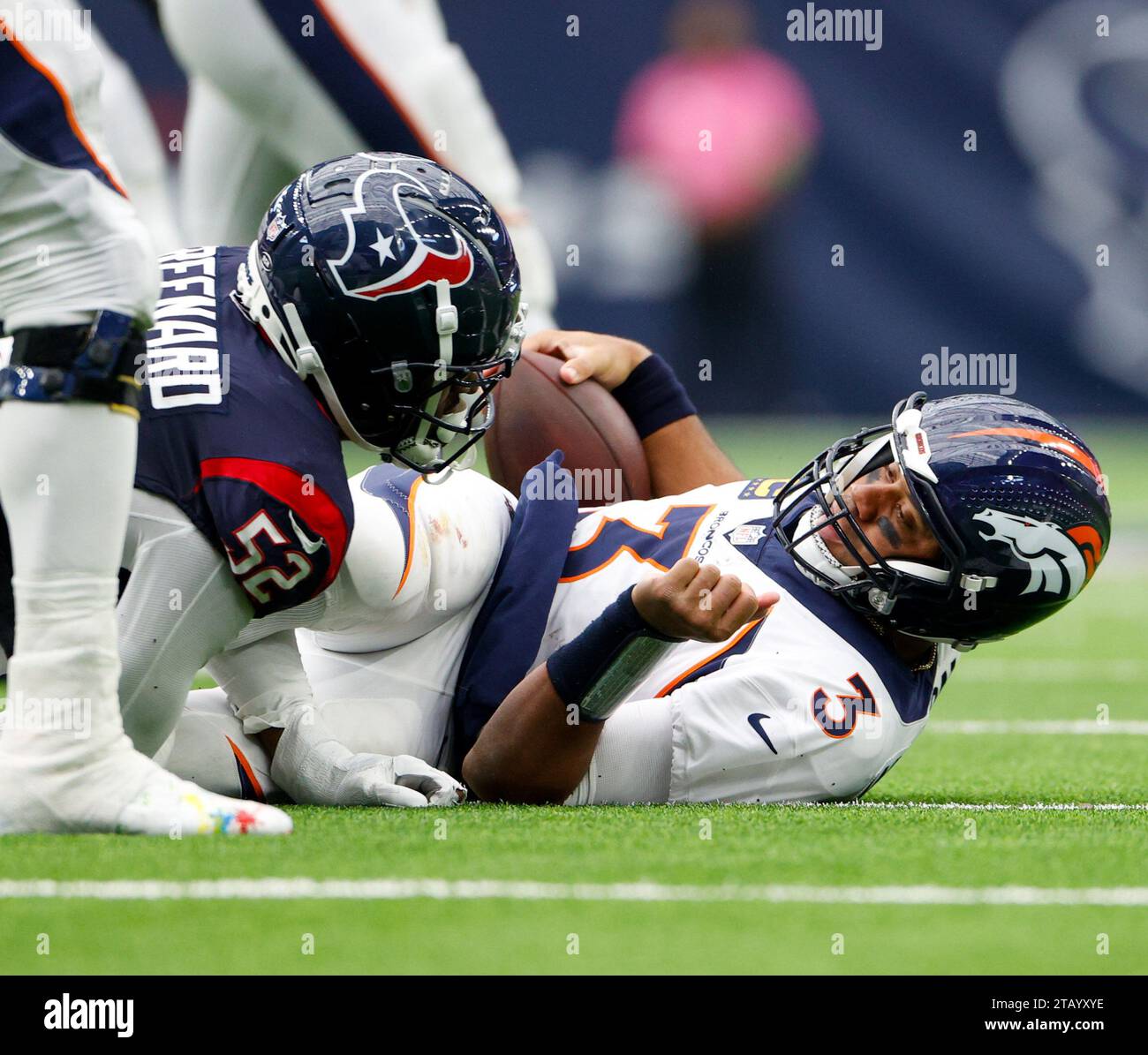 3. Dezember 2023: Der Broncos-Quarterback Russell Wilson (3) wird am 3. Dezember 2023 in Houston von dem Texaner Defensivgegner Jonathan Greenard (52) entlassen. Die Texaner haben mit 22:17. (Kreditbild: © Scott Coleman/ZUMA Press Wire) NUR REDAKTIONELLE VERWENDUNG! Nicht für kommerzielle ZWECKE! Stockfoto