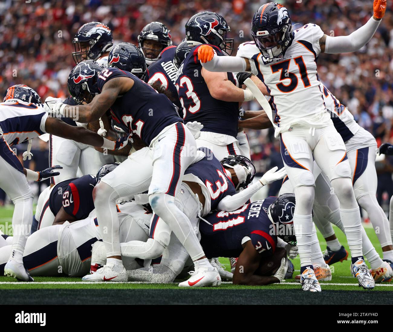 3. Dezember 2023: Der Texans Wide Receiver Tank Dell (3) leidet an einer Fibula, als Houston Running Back Dameon Pierce (31) bei einem 3-Yard-Touchdown-Carry-Spiel zwischen den Texans und den Broncos am 3. Dezember 2023 in Houston erzielte. Die Texaner haben mit 22:17. (Kreditbild: © Scott Coleman/ZUMA Press Wire) NUR REDAKTIONELLE VERWENDUNG! Nicht für kommerzielle ZWECKE! Stockfoto