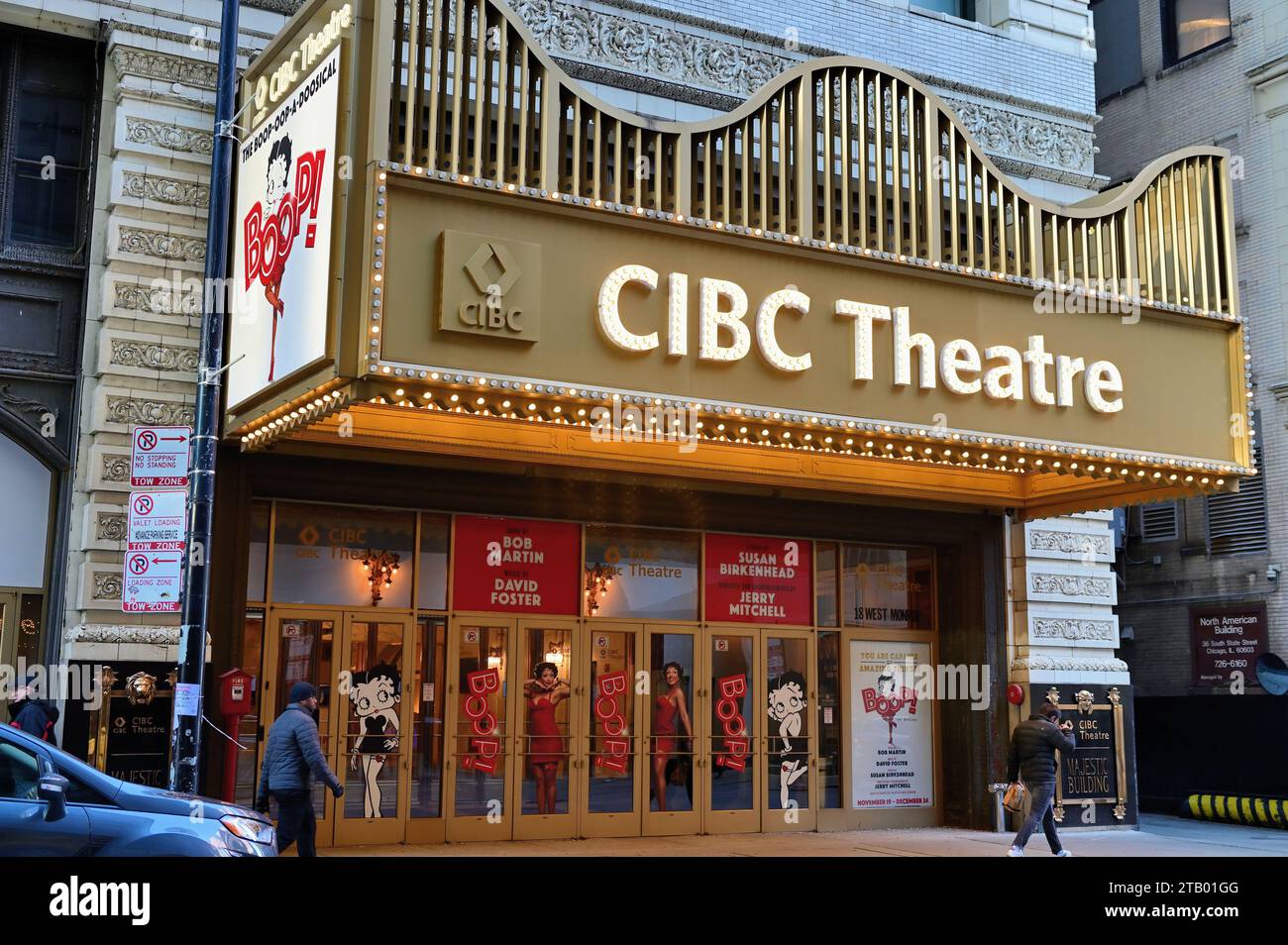 Chicago, Illinois, USA. Das CIBC Theatre entlang der Monroe Street in The Loop, Downtown Chicago. Der Veranstaltungsort wurde 1906 als Majestic Theatre eröffnet. Stockfoto