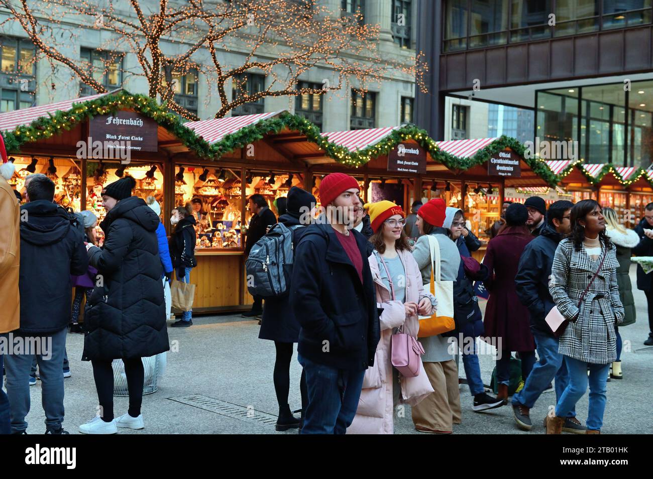 Chicago, Illinois, USA. Geschäfte und Kioske am Christkindlmarket im Loop-Viertel der Innenstadt von Chicago. Stockfoto