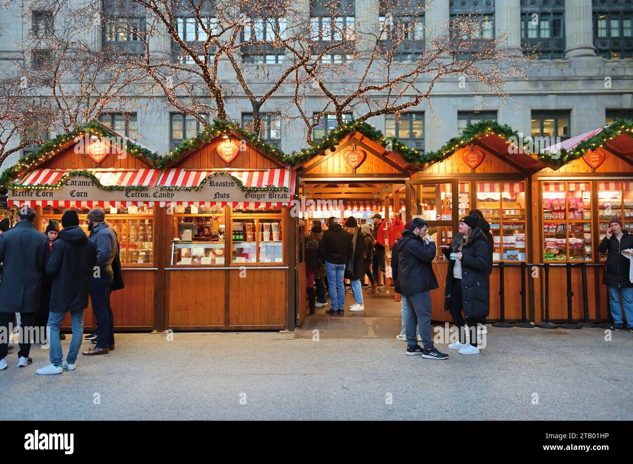 Chicago, Illinois, USA. Geschäfte und Kioske am Christkindlmarket im Loop-Viertel der Innenstadt von Chicago. Stockfoto