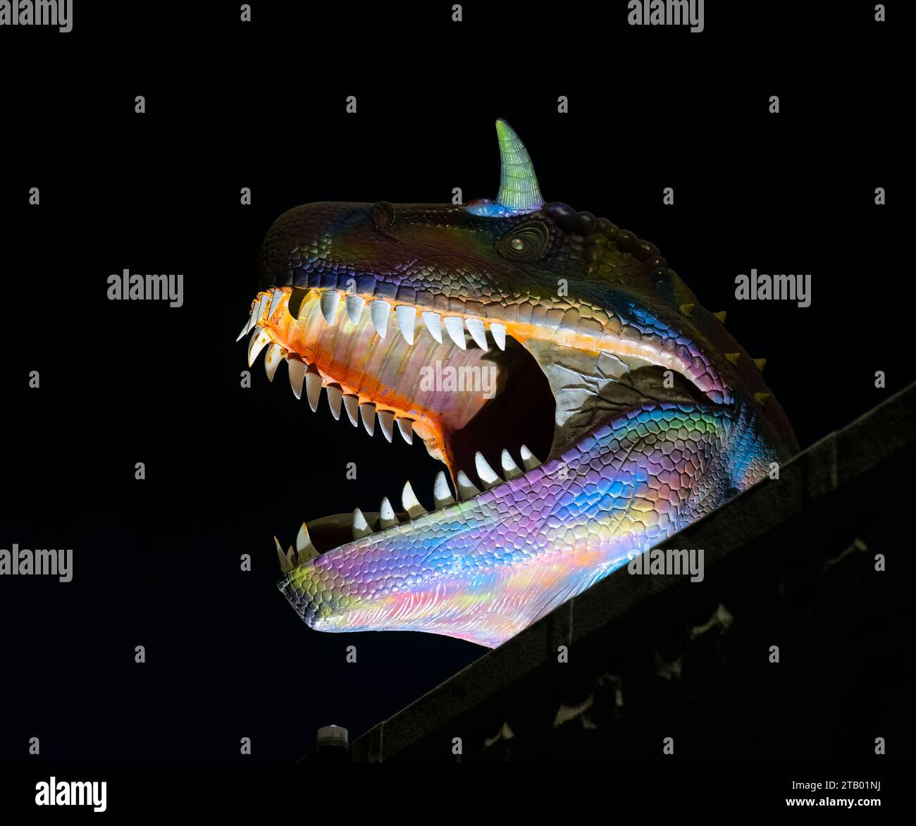 2. Dezember 2023. Cullen, Moray, Schottland. Dies ist die Dinosaurier Statue, die gut beleuchtet auf einem Antiquitätenhändler-Gelände in Cullen ist. Stockfoto