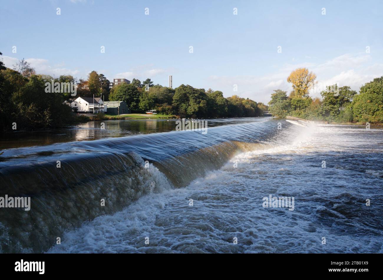 River Taff am Llandaff Weir, Cardiff Wales, Vereinigtes Königreich, fließendes Wasser Stockfoto