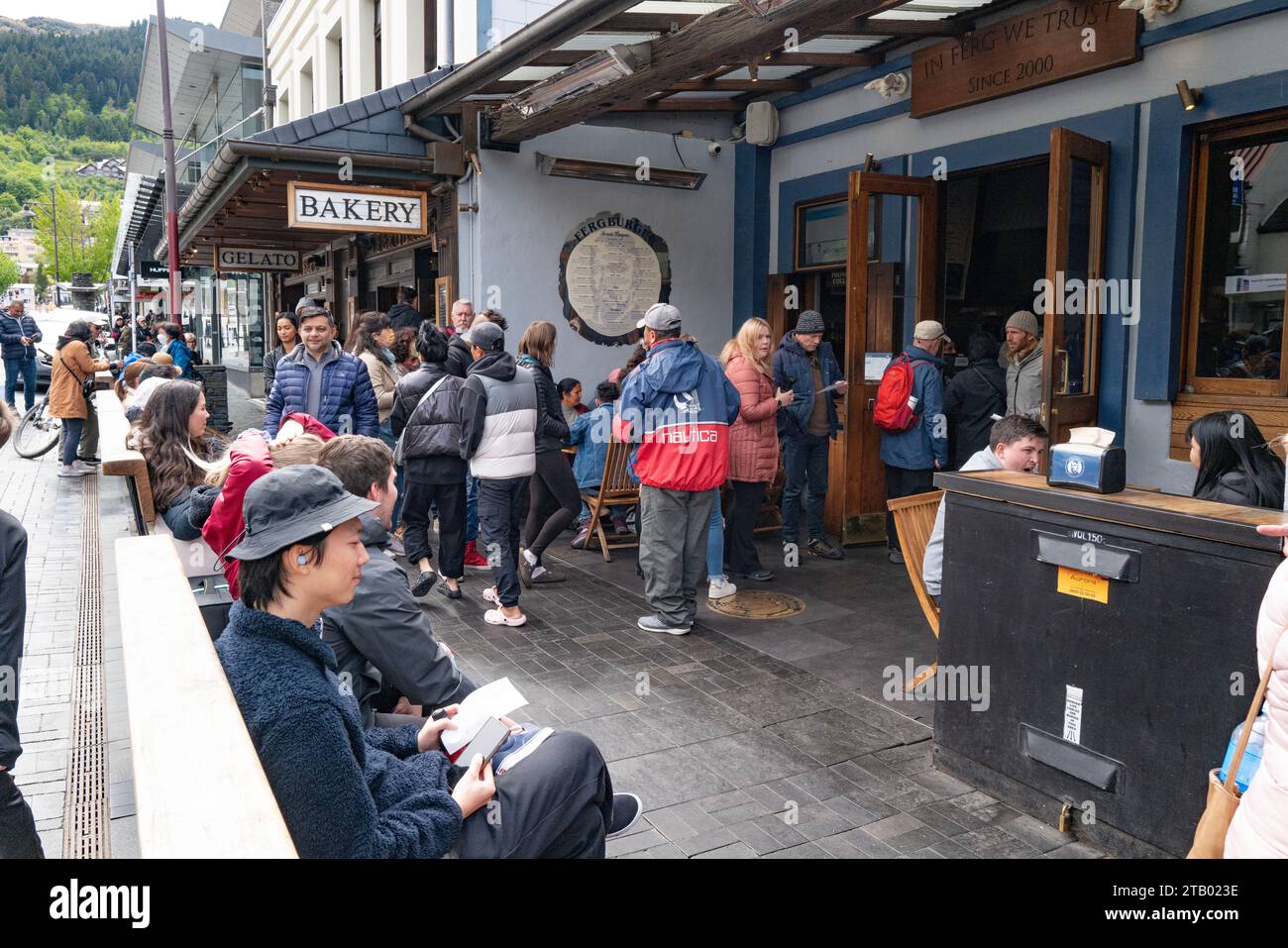 Roadtrip zur Südinsel Neuseelands. Queenstown Touristenziel, Warteschlangen vor Fergs Hamburger Bar und Bäckerei. Stockfoto