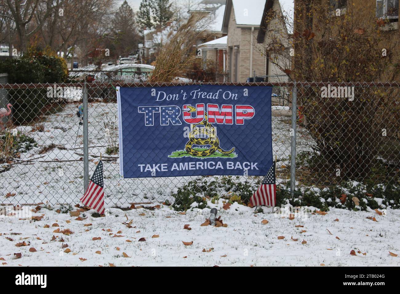Im Winter mit Schnee in des Plaines, Illinois, wird die amerikanische Flagge am Zaun zurückgezogen Stockfoto