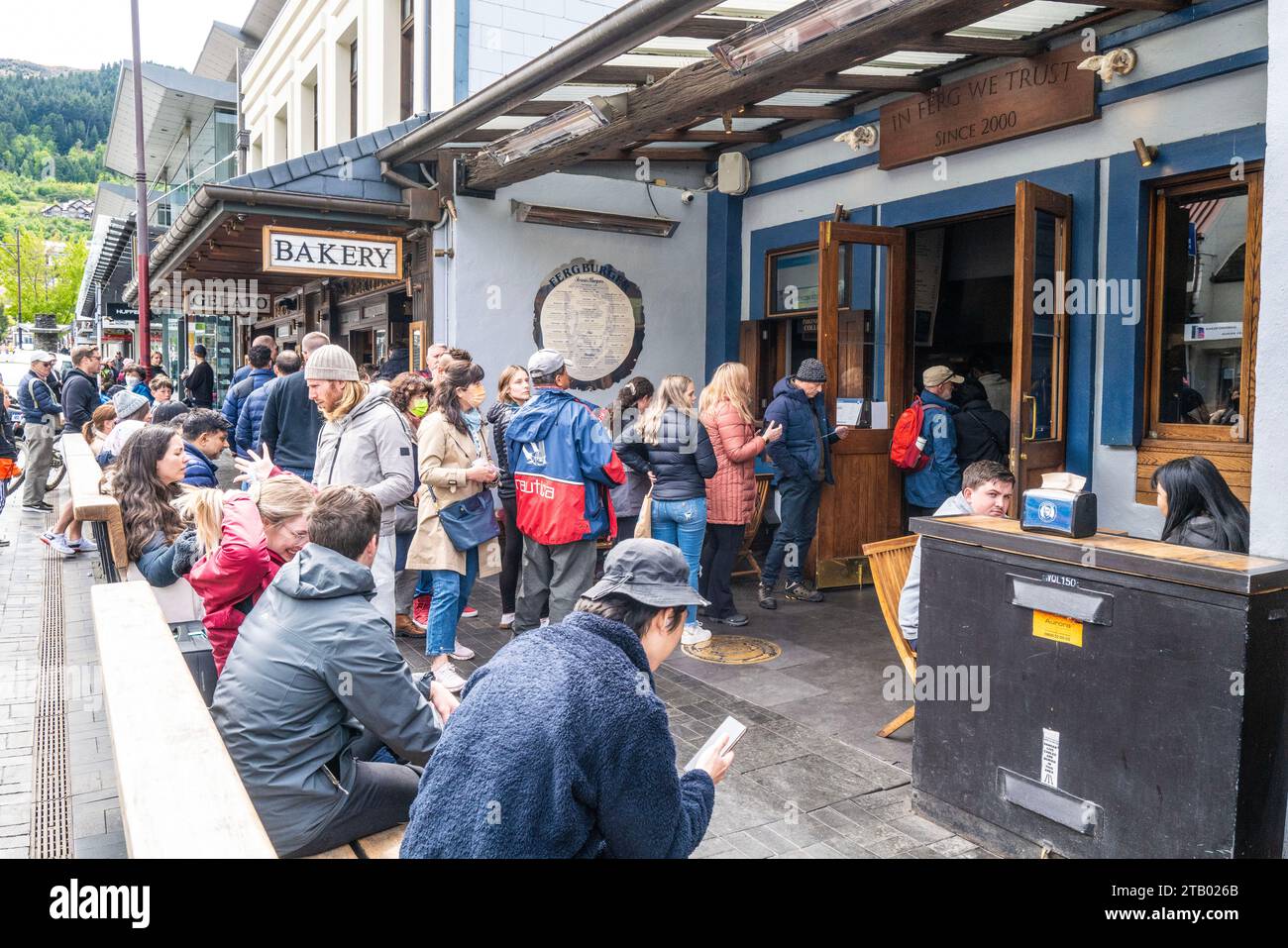 Roadtrip zur Südinsel Neuseelands. Queenstown Touristenziel, Warteschlangen vor Fergs Hamburger Bar und Bäckerei. Stockfoto