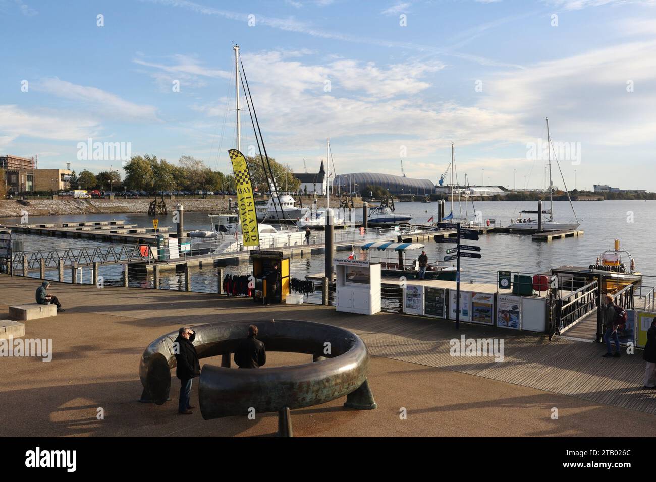 Cardiff Bay Waterfront und Mermaid Quay Kai keltische Ringskulptur, Wales Großbritannien Stockfoto