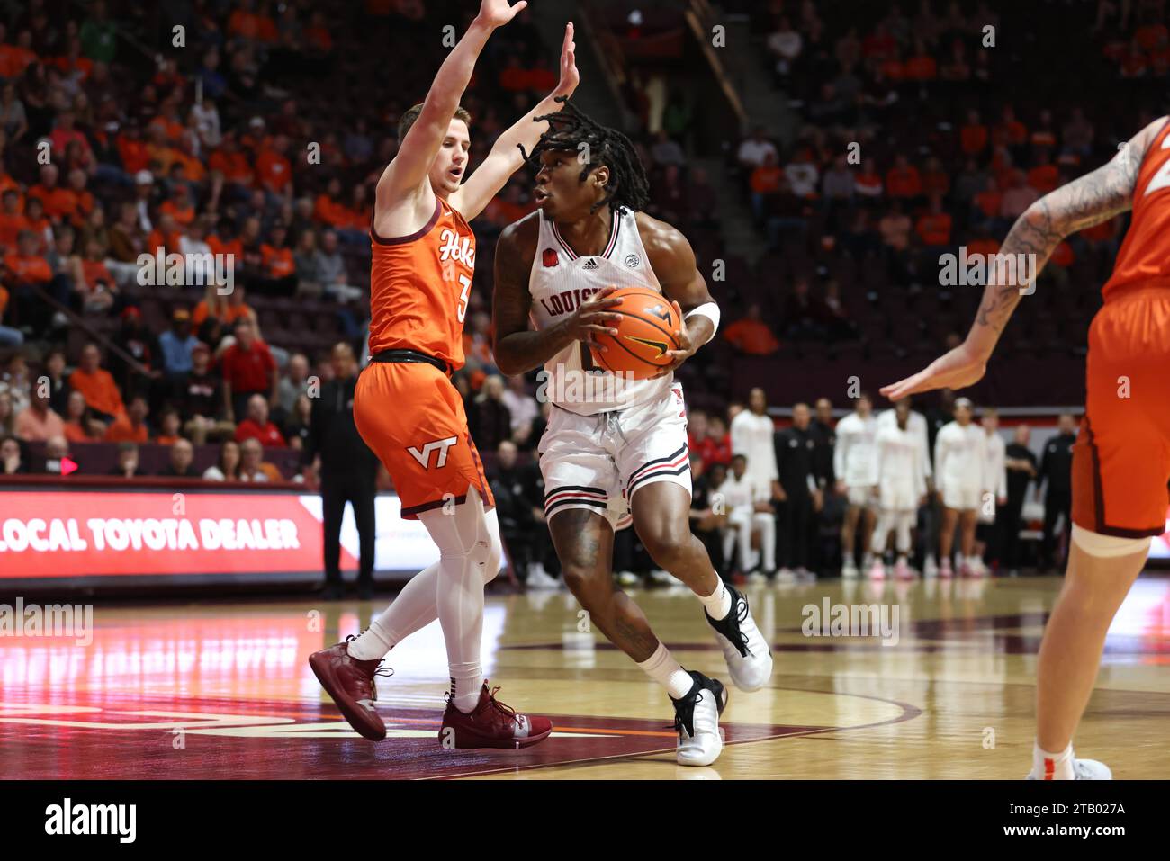 Blacksburg, Virginia, USA. Dezember 2023. Während des NCAA Men's Basketball-Spiels zwischen den Louisville Cardinals und den Virginia Tech Hokies im Cassell Coliseum in Blacksburg, Virginia, fährt Mike James (0) zum Korb. Greg Atkins/CSM/Alamy Live News Stockfoto