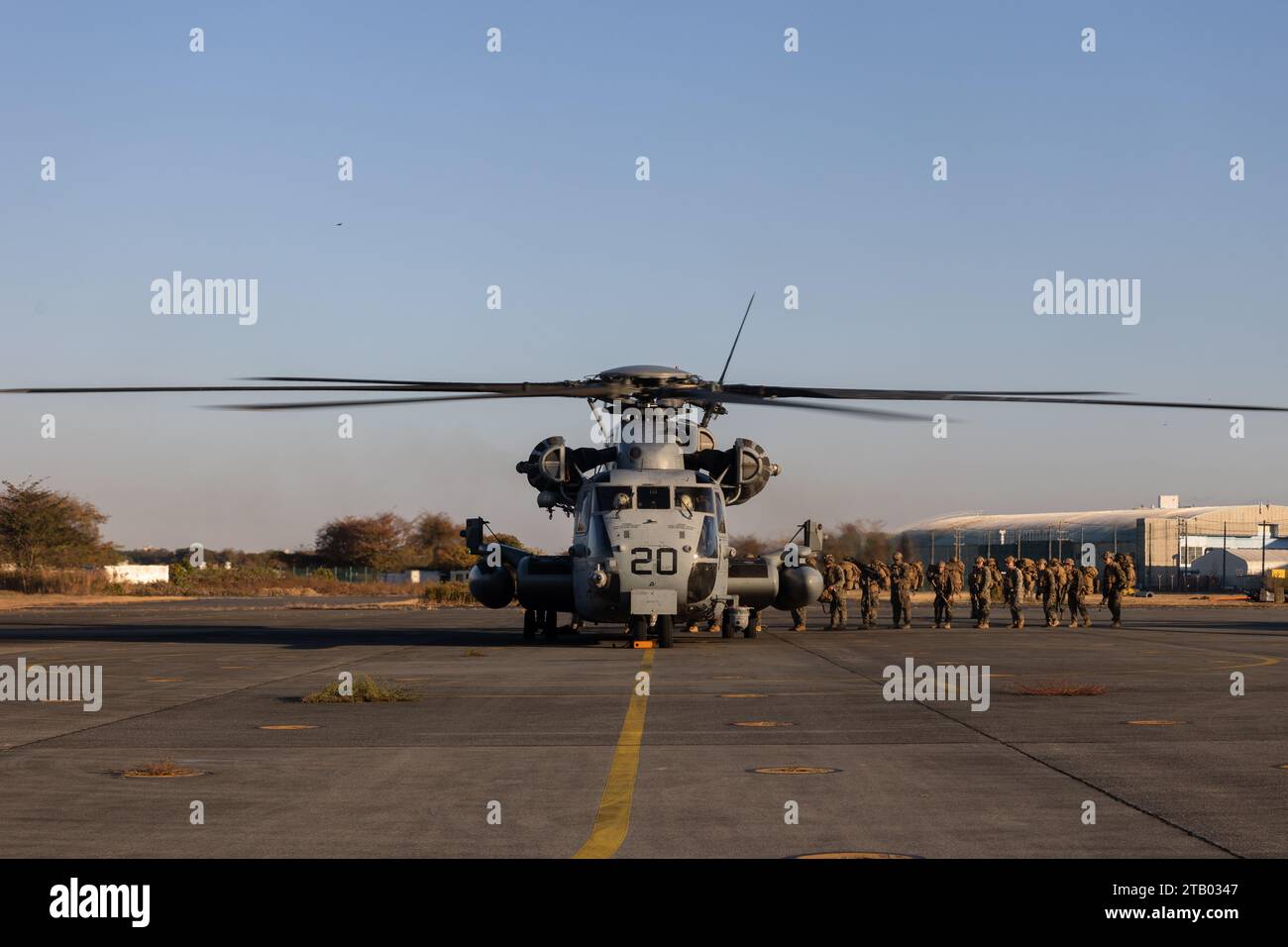 US-Marines mit 2. Bataillon, 7. Marine-Regiment besteigen einen CH-53E Super-Hengst, der der Marine Heavy Helicopter Squadron (HMH) 466 während der Stand-in Force Exercise 24 auf der Marineflugstation Atsugi, Japan, am 3. Dezember 2023 zugeteilt wurde. SIFEX 24 ist eine Übung auf Abteilungsebene, an der alle Elemente der Marine Air-Ground Task Force beteiligt sind, die sich auf die Stärkung des Bewusstseins für mehrere Bereiche, Manöver und Brände in einer verteilten maritimen Umwelt konzentriert. 2/7 wird im Indo-Pazifik unter dem 4. Marineregiment, 3. Marine Division, als Teil des Unit Deployment Program eingesetzt. (U.S. Marine Corp Stockfoto