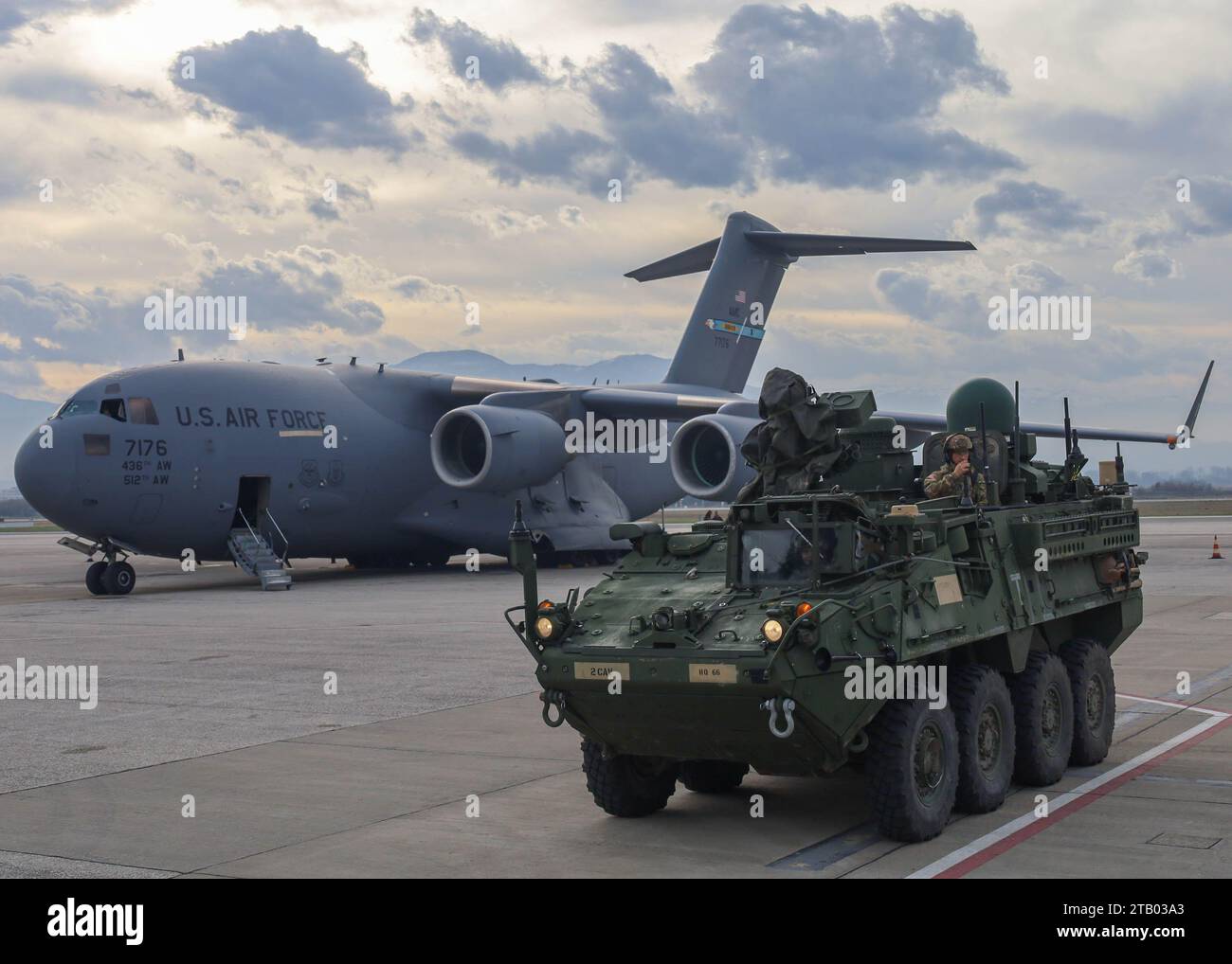 Ein Panzerfahrzeug der US-Armee, das Infanterie-Kampffahrzeug „Stryker“, das zum 2. Geschwader, 2. Kavallerie-Regiment, V Corps, gehört, beginnt mit der Durchführung von Kommunikationsprüfungen, nachdem er während der Übung Brave Partner 23, Skopje International Airport, Republik Nordmazedonien, am 1. Dezember 2023 aus einem C-17 Globemaster-Flugzeug der US-Luftwaffe ausgezogen ist. Brave Partner ist eine Übung zur kurzfristigen Aktionsplanung (SNAP) der US-Armee in Europa und Afrika, die eine Schulung zum Live-Fire umfasst und die operative Reichweite der USAREUR-AF demonstriert und die US-Investitionen in die R validiert Stockfoto