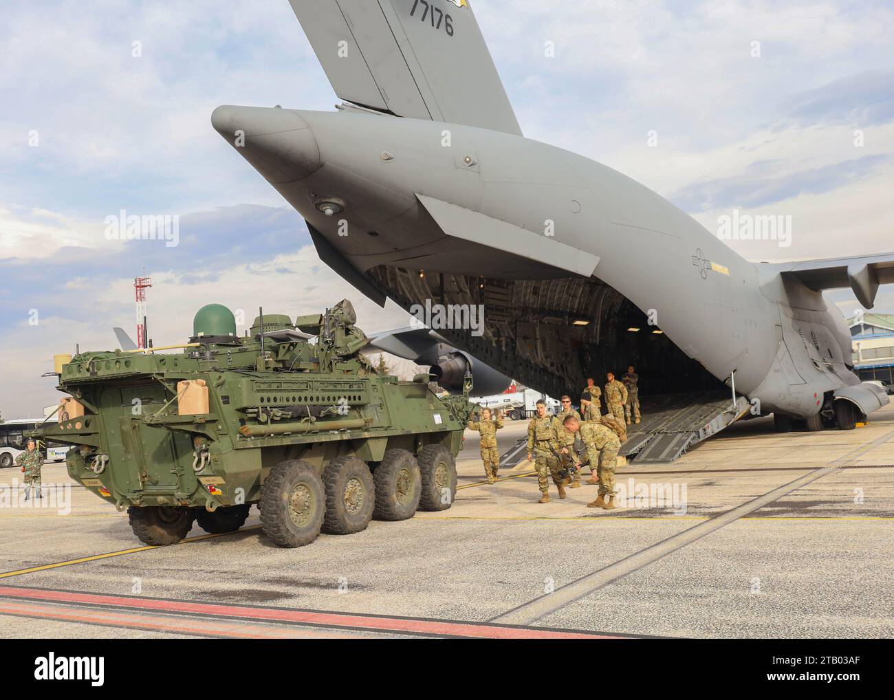 Ein Panzerfahrzeug der US-Armee, ein Infanterie-Kampffahrzeug, „Stryker“, das zum 2. Geschwader, 2. Kavallerie-Regiment, V Corps, gehört, verlässt ein C-17 Globemaster-Flugzeug der US-Luftwaffe während der Übung Brave Partner 23, Skopje International Airport, Republik Nordmazedonien, 1. Dezember 2023. Brave Partner ist eine Übung zur kurzfristigen Aktionsplanung (SNAP) der US-Armee in Europa und Afrika, die eine Schulung zum Live-Fire umfasst und die operative Reichweite der USAREUR-AF demonstriert, US-Investitionen in der Republik Nordmazedonien validiert und die Readi erhöht Stockfoto