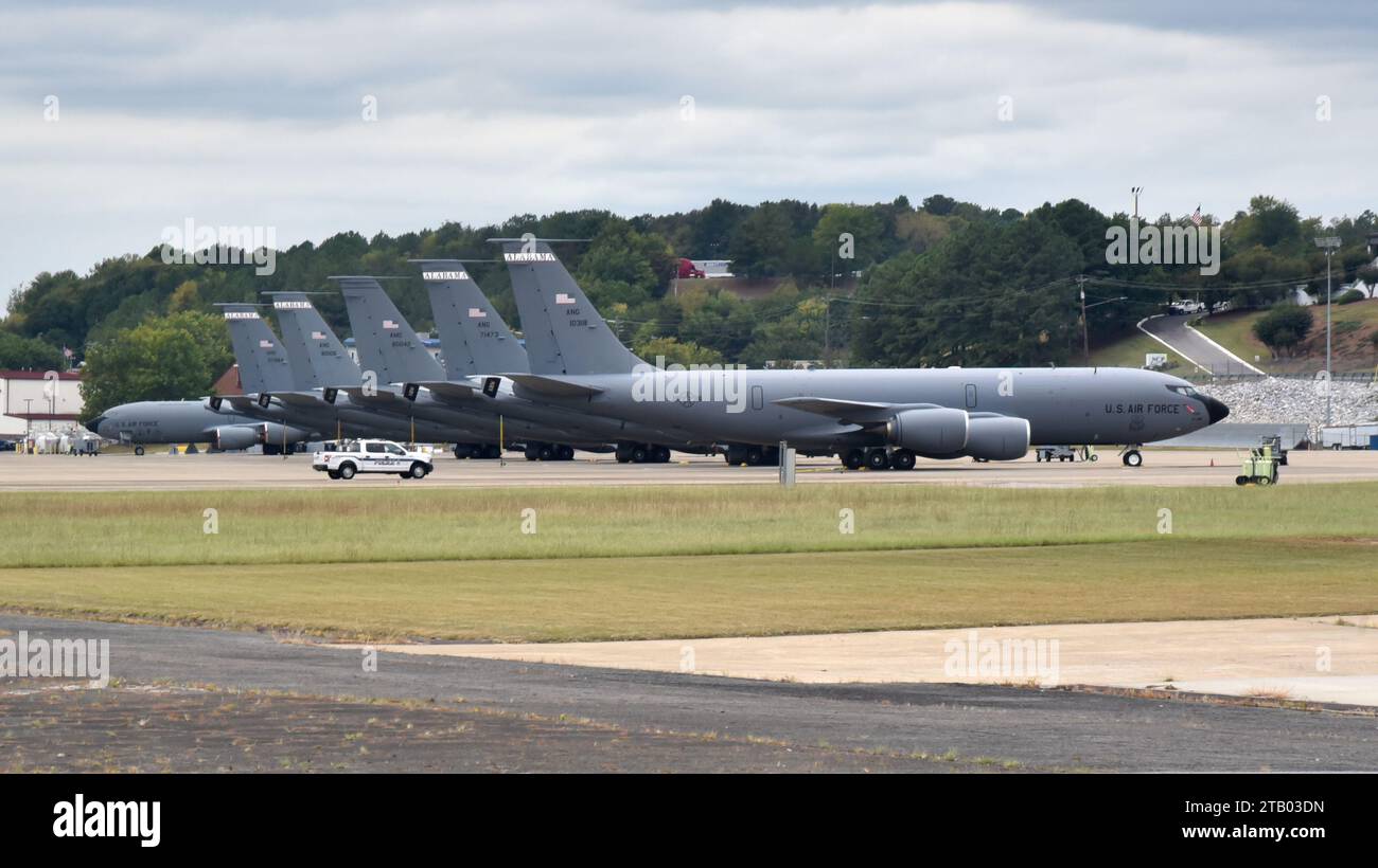 Die KC-135 Stratotanker des 117th Air Betanking Wing, gesehen von einem CH-47 Chinook, der zur Bravo Company gehört, einer 1-169th Aviation, Alabama Army National Guard, am 12. Oktober 2023 auf der Sumpter Smith Joint National Guard Base in Alabama. Die Mitglieder der 1-169 AVN der Armee-Nationalgarde bieten manchmal Chinook-Flüge zu den Flugzeugen der 117 ARW an, um ihren Soldaten zu üben, Passagiere an Bord zu haben, und für Flugleute in nicht-Luftfahrtrollen eine Flugmöglichkeit zu bieten; beide Einheiten können die gemeinsame Umgebung, in der sie arbeiten, optimal nutzen. (Foto der U.S. Air National Guard von Staff Sgt. Shel Stockfoto