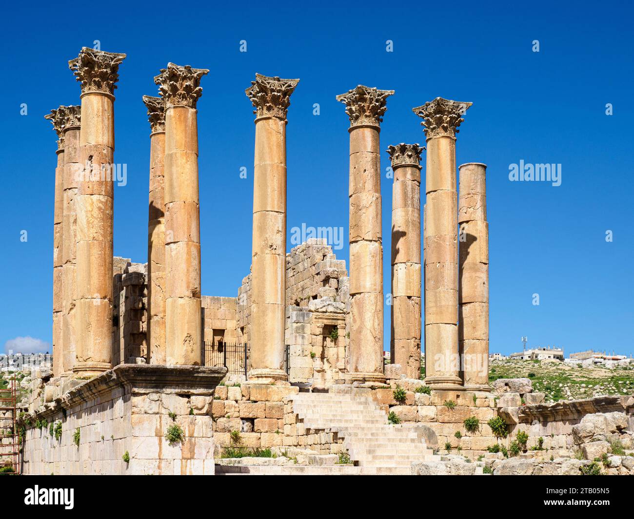 Säulen in der antiken Stadt Jerash, die vermutlich 331 v. Chr. von Alexander dem Großen in Jordanien gegründet wurde Stockfoto