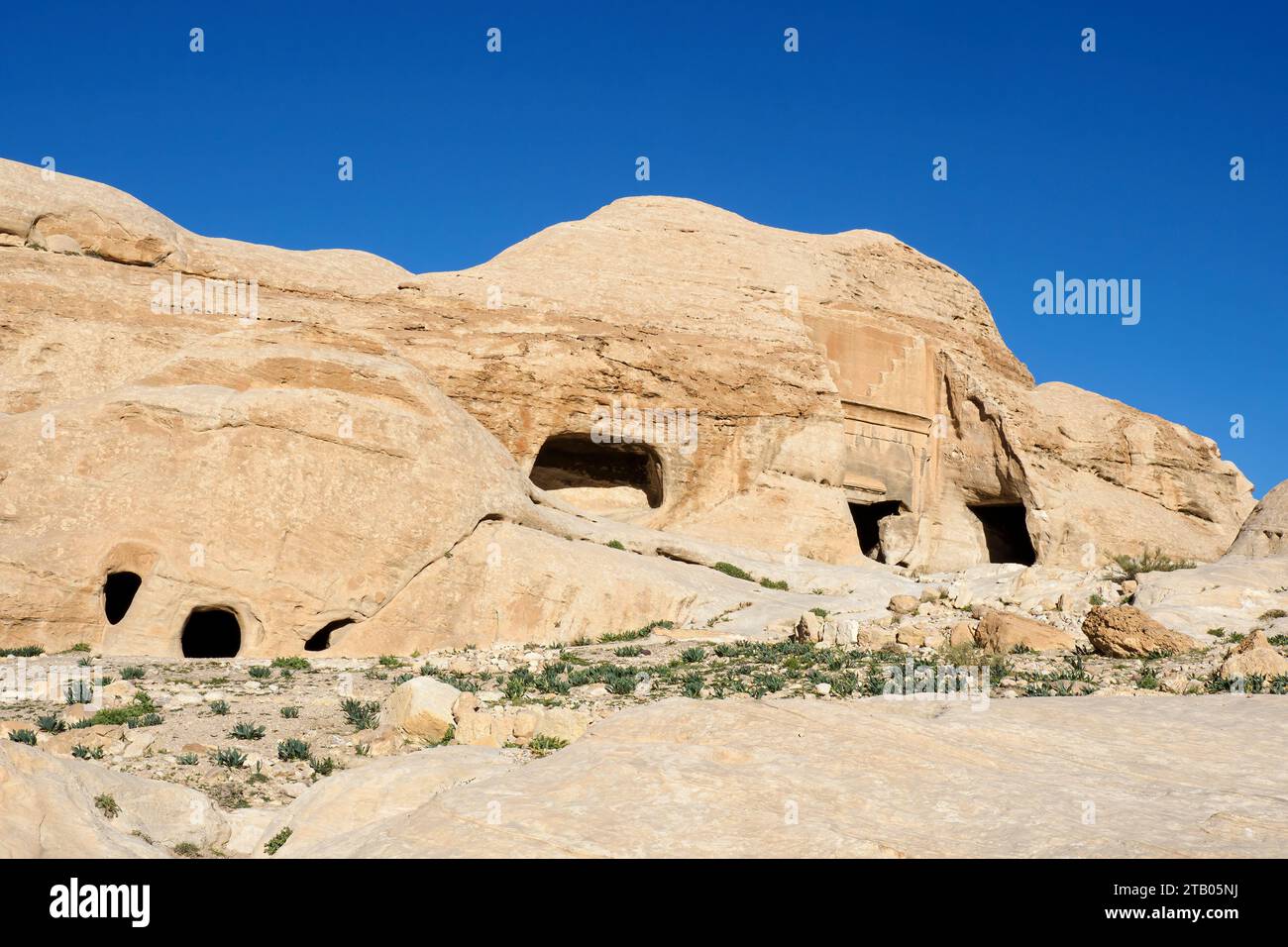 Steinhöhlen im archäologischen Park Petra, UNESCO-Weltkulturerbe, die neuen 7 Weltwunder, Jordanien. Stockfoto