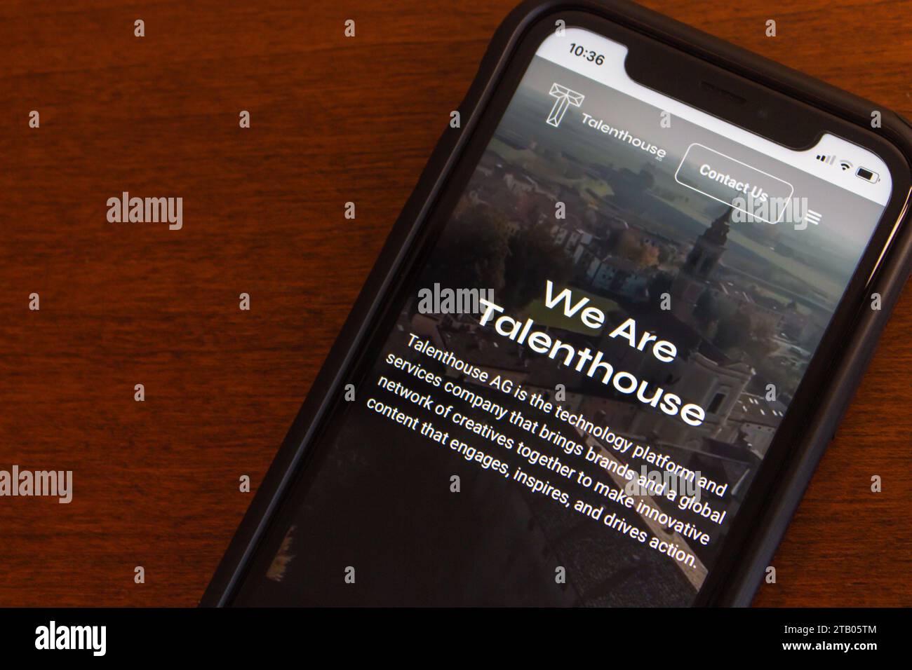 Website der Talenthouse AG auf einem iPhone. Talenthouse war ein soziales Netzwerk im Besitz der Talenthouse AG, einer Aktiengesellschaft mit Sitz in der Schweiz Stockfoto