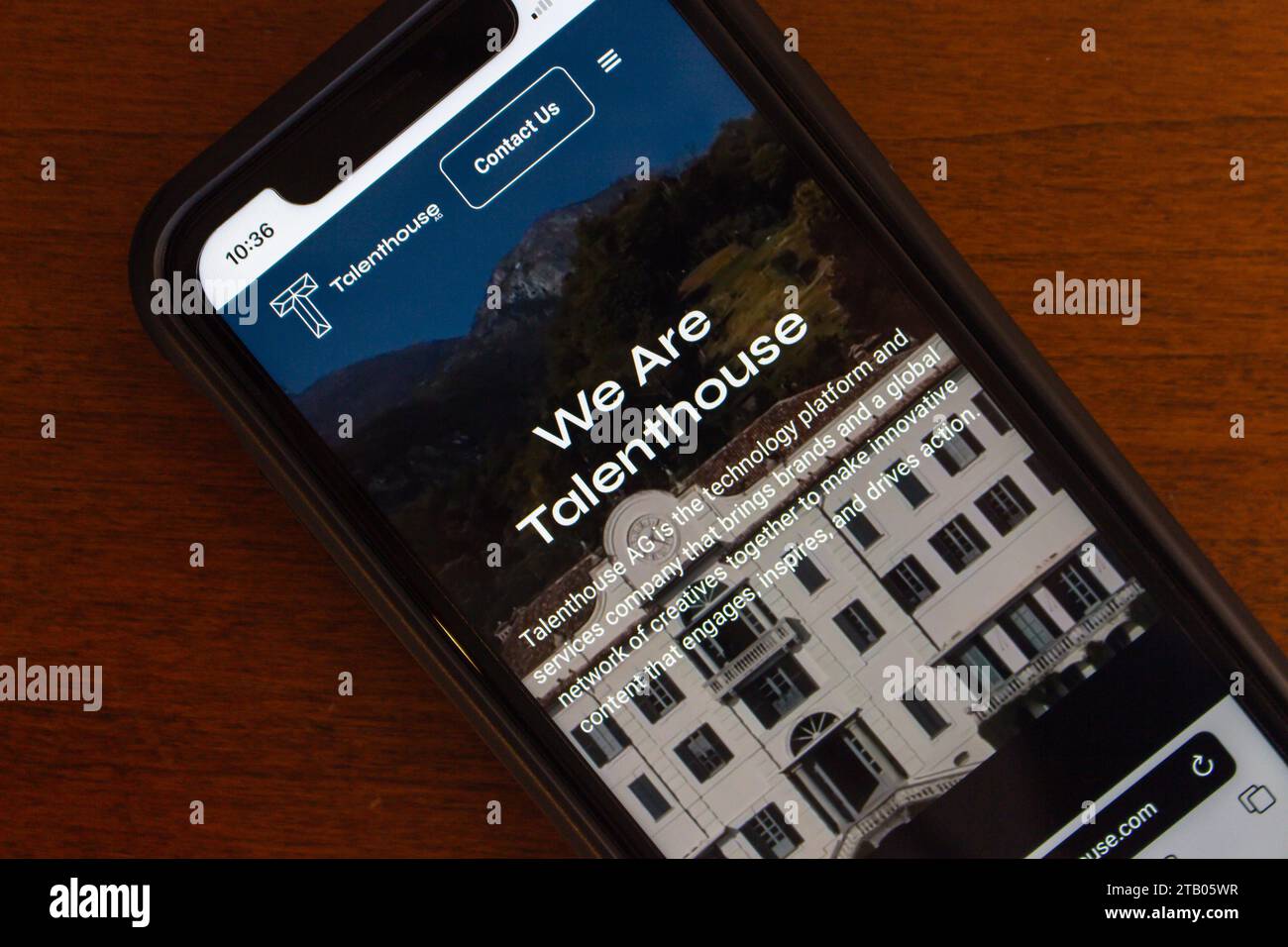 Website der Talenthouse AG auf einem iPhone. Talenthouse war ein soziales Netzwerk im Besitz der Talenthouse AG, einer Aktiengesellschaft mit Sitz in der Schweiz Stockfoto