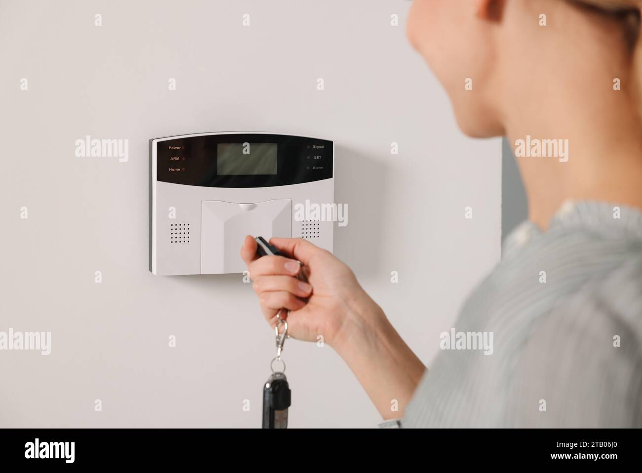 Heimsicherheitssystem. Frau mit Alarmschlüssel, Nahaufnahme Stockfoto