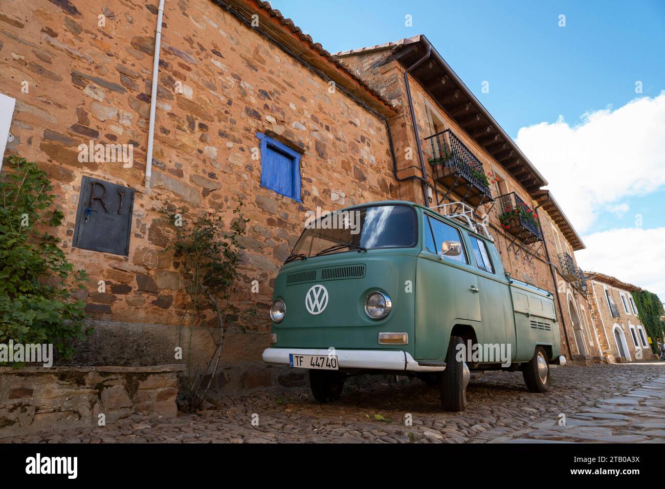 Ein alter Volkswagen-Kleinbus parkt entlang der Celle Real im Dorf Castrillo de los Polvazares in Maragato am französischen Jakobsweg in Leon, Sp Stockfoto