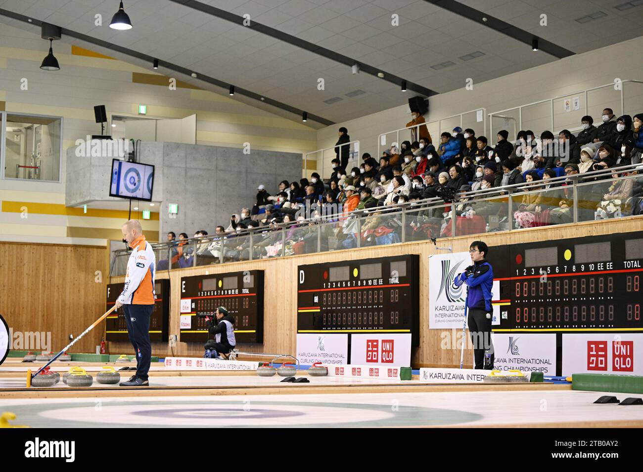 Karuizawa Eispark, Nagano, Japan. Dezember 2023. Allgemeine Ansicht, (L-R) Mark NICHOLS (CAN), Go Aoki (), 3. DEZEMBER 2023 - Curling : Karuizawa International Curling Championship Men's Final im Karuizawa Ice Park, Nagano, Japan. Quelle: MATSUO.K/AFLO SPORT/Alamy Live News Stockfoto