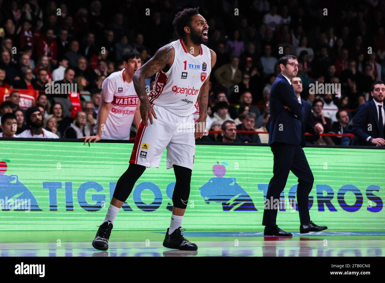 Varese, Italien. Dezember 2023. James Young #1 von Pallacanestro Varese OpenJobMetis reagiert während des LBA Lega Basket 2023/24, Einem regulären Saisonspiel zwischen Pallacanestro Varese OpenJobMetis und Vanoli Basket Cremona in der Itelyum Arena. ENDERGEBNIS Varese 68 | 75 Cremona (Foto: Fabrizio Carabelli/SOPA Images/SIPA USA) Credit: SIPA USA/Alamy Live News Stockfoto