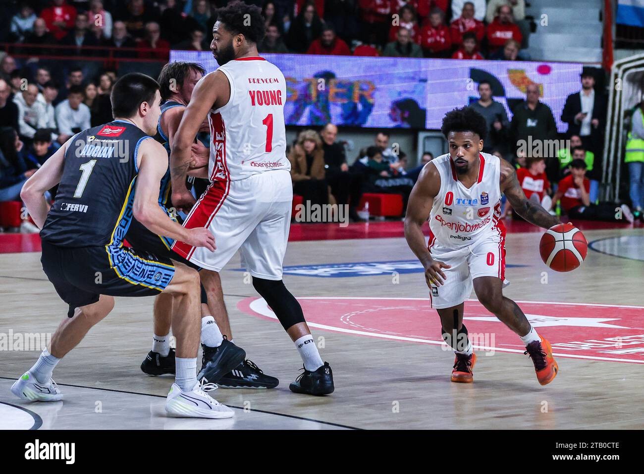 Varese, Italien. Dezember 2023. Vinnie Shahid #0 von Pallacanestro Varese OpenJobMetis (R) wurde während des LBA Lega Basket 2023/24 in der Itelyum Arena in Aktion gesehen, Einem Spiel zwischen Pallacanestro Varese OpenJobMetis und Vanoli Basket Cremona. ENDERGEBNIS Varese 68 | 75 Cremona Credit: SOPA Images Limited/Alamy Live News Stockfoto