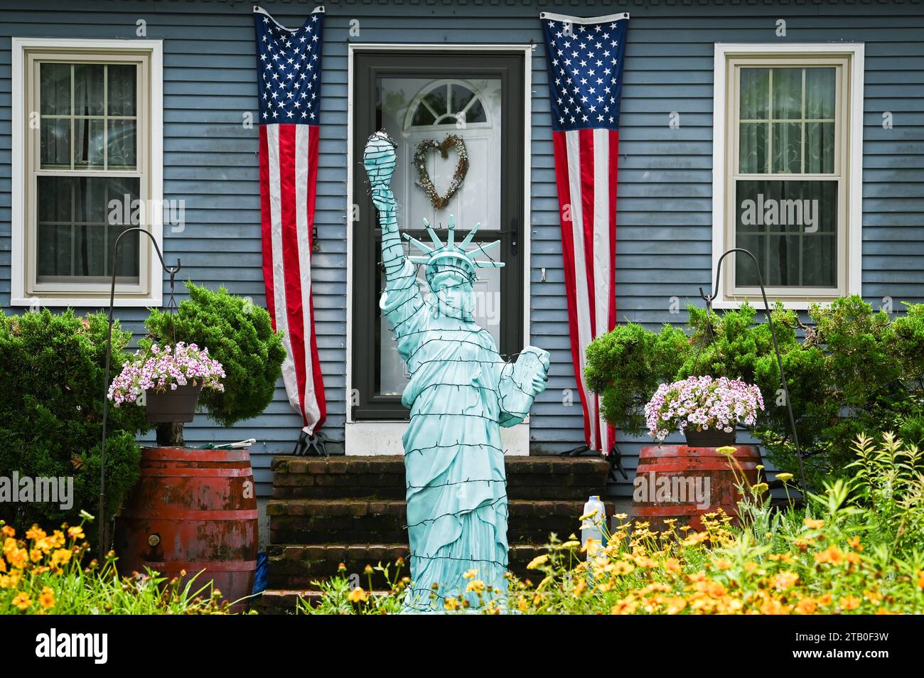 Haus mit der Freiheitsstatue während der Bristol, Rhode Island, USA, 4. Juli Parade, New England USA. Stockfoto