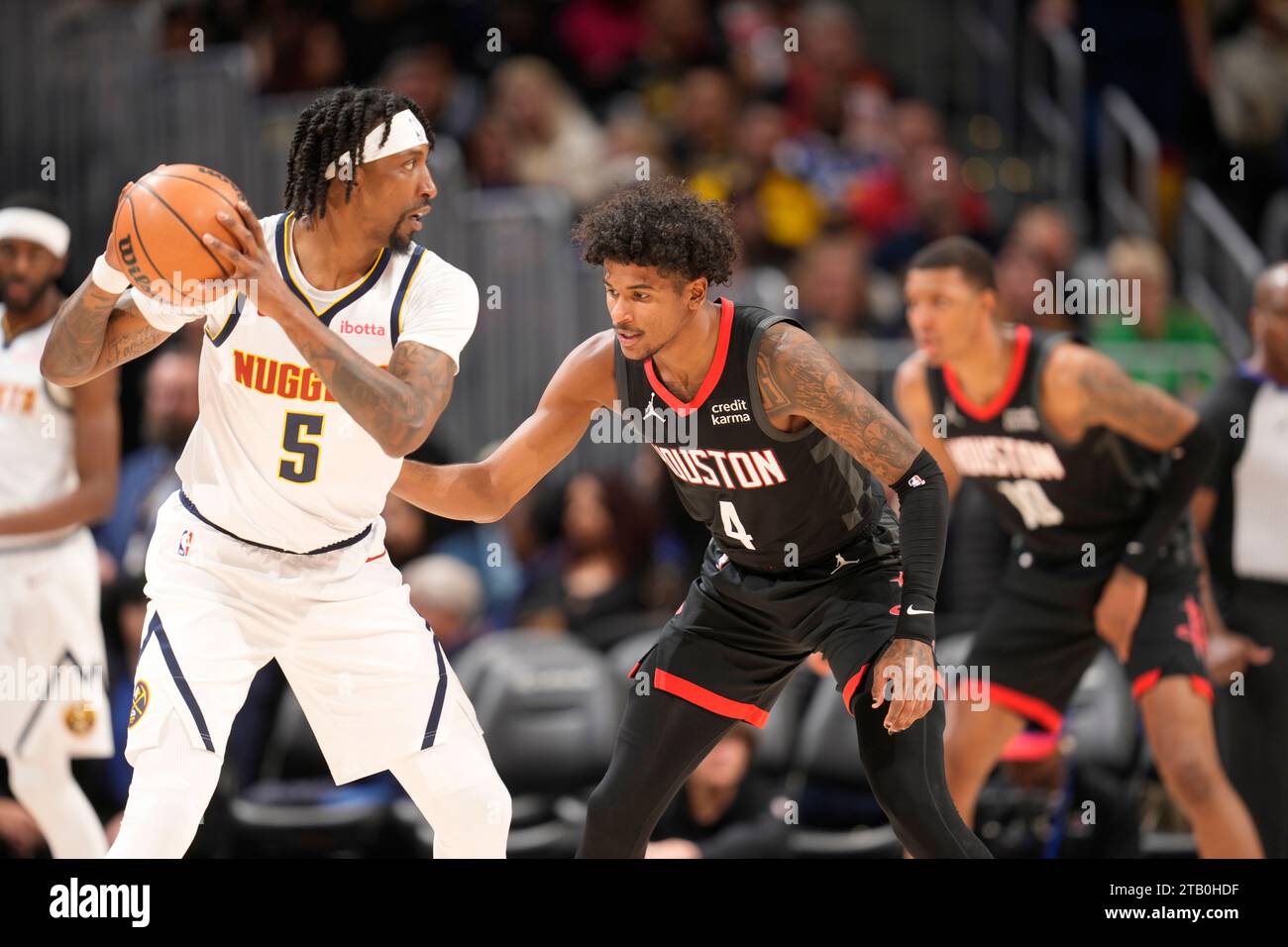 Denver Nuggets guard Kentavious Caldwell-Pope (5) and Houston Rockets guard Jalen Green (4) in the second half of an NBA basketball game on Wednesday, Nov. 29, 2023, in Denver. (AP Photo/David Zalubowski) Stockfoto